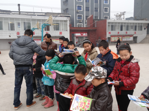 关爱福禄小学留守儿童.jpg